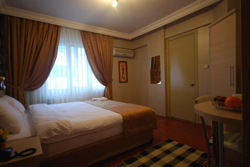 Double Room image 3
