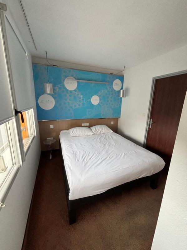 Standard Suite with One Double Bed and Two Single Beds image 3