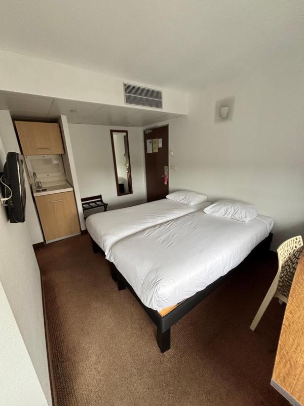Standard Suite with One Double Bed and Two Single Beds image 4