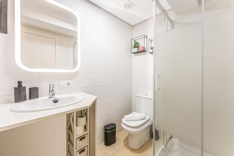 Apartamento con aire acondicionado y gran piscina! - image 38