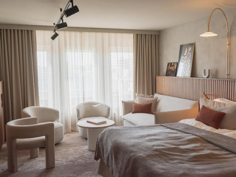 Deluxe Room with a King size bed image 1