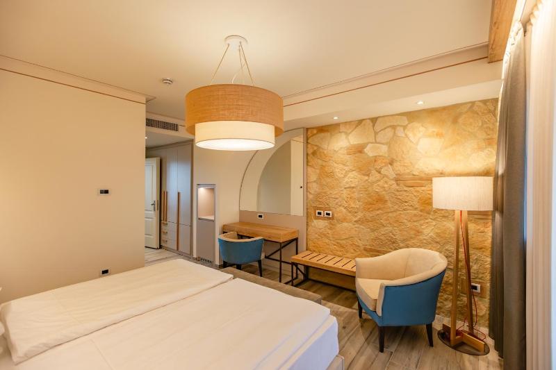 Deluxe Double or Twin Room with Balcony image 1