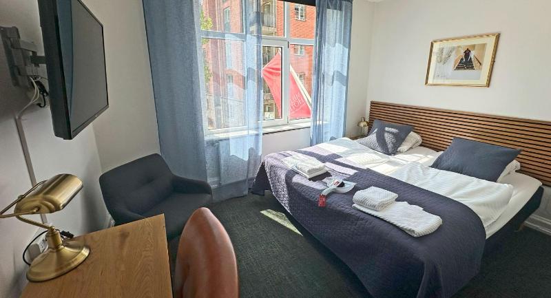 Double or Twin Room image 3