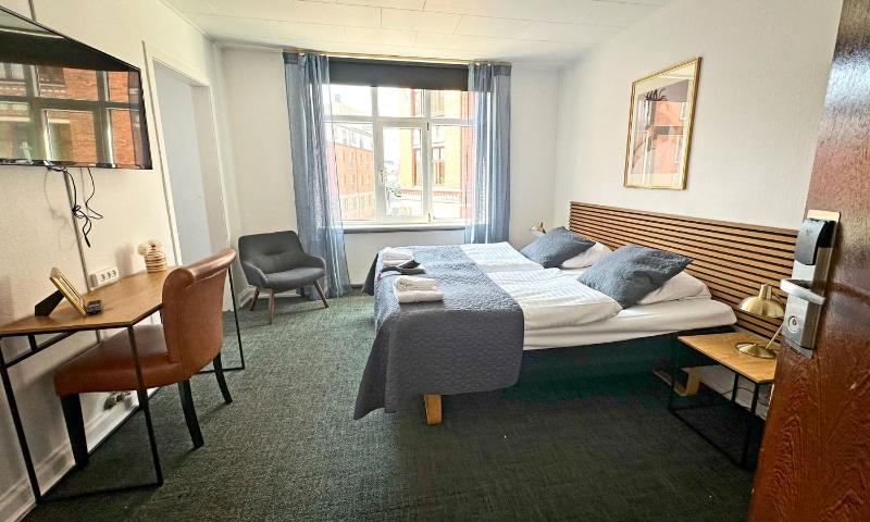 Double or Twin Room image 4