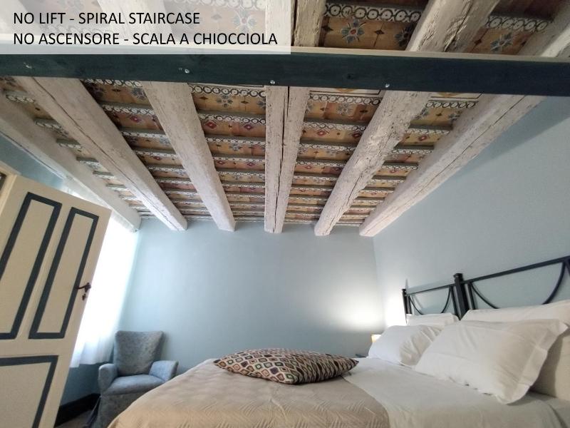 Small Double Room image 3