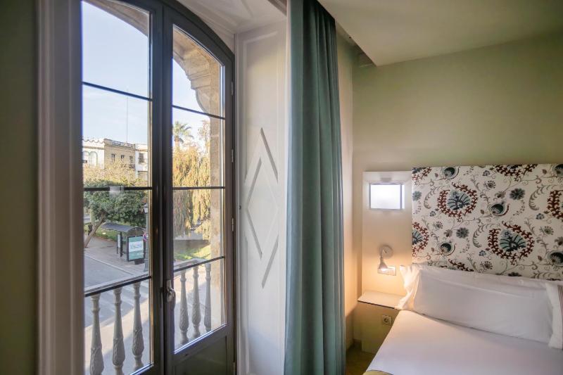 Double Room with Balcony image 2