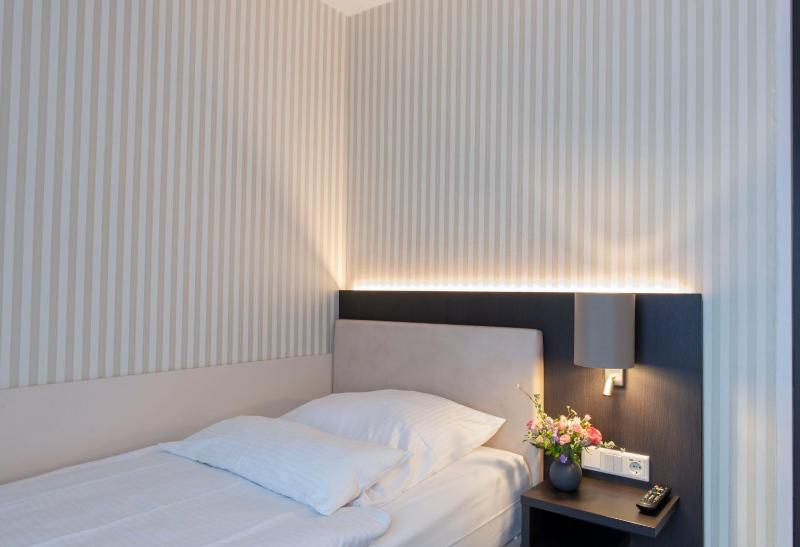 Single Room with Bathroom image 1