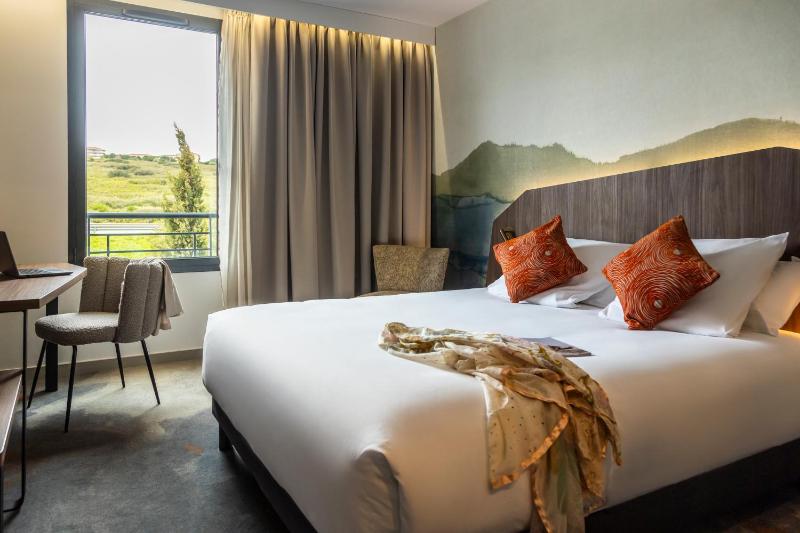 Superior Queen Room with Garden View image 3