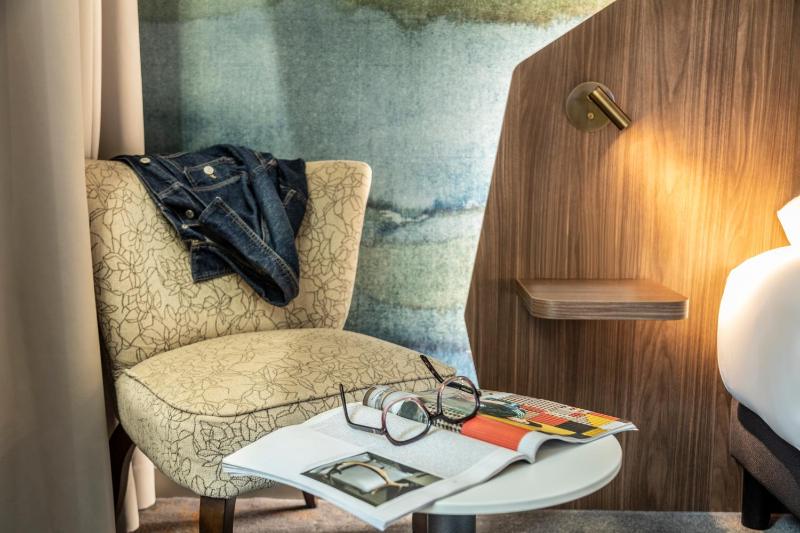 Queen Suite with Terrace image 4