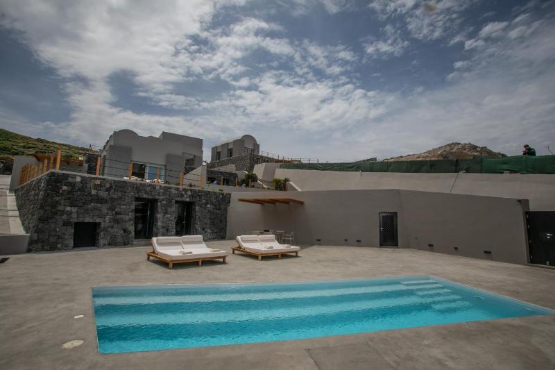 Premium Villa with Private Pool & Caldera View image 2