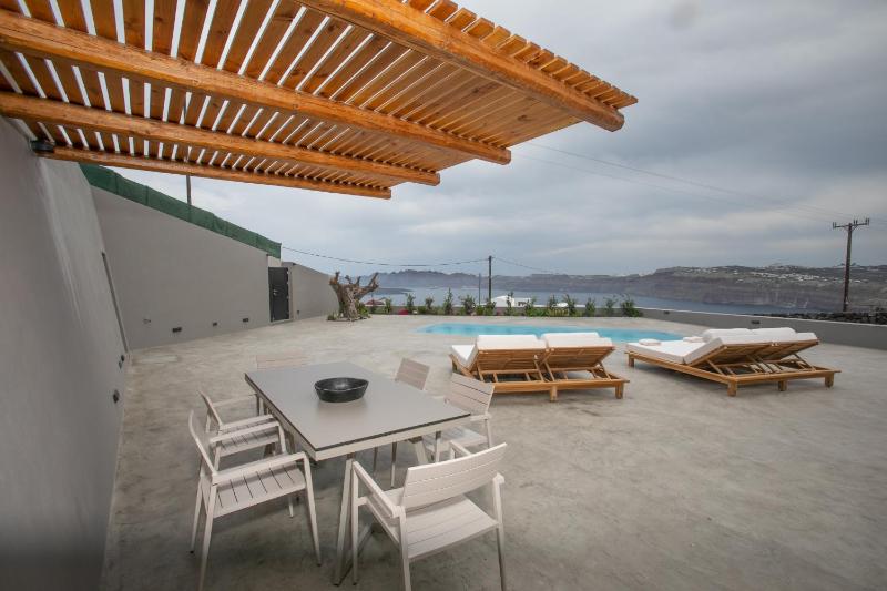 Premium Villa with Private Pool & Caldera View image 3