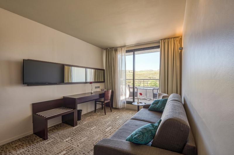 Queen Suite with Terrace image 2