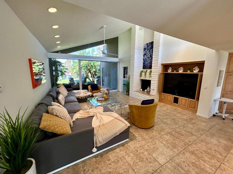 Six-Bedroom Villa  image 1