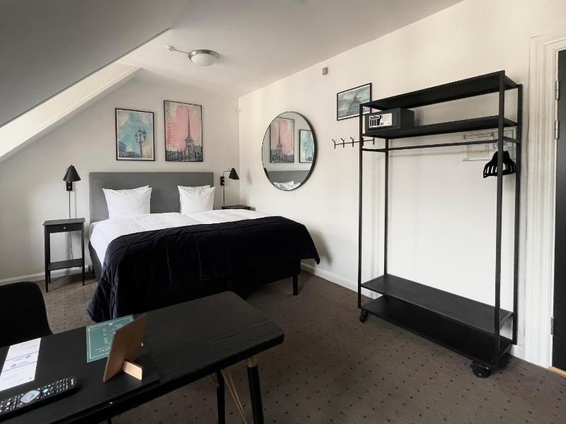 Deluxe King Room image 2