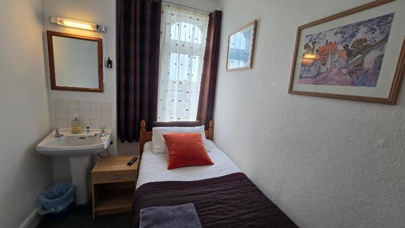 Single Room with Shared Shower and Toilet image 3