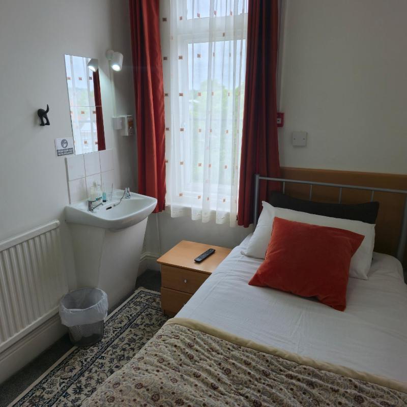 Single Room with Shared Shower and Toilet image 4