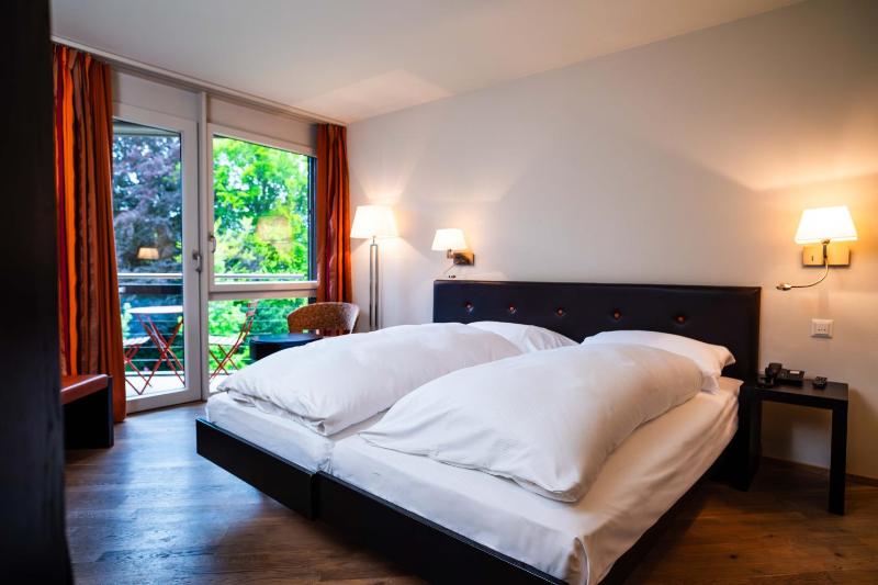 Twin Room with Balcony image 4