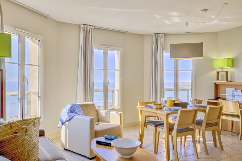 One-Bedroom Apartment (4 Adults) with Sea View image 1