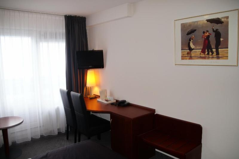 Standard Double Room image 3