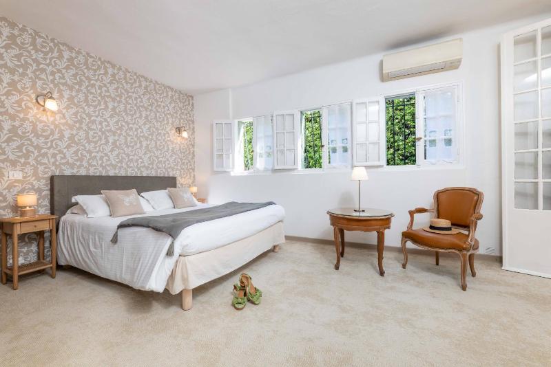 One-Bedroom Suite with Garden View image 1