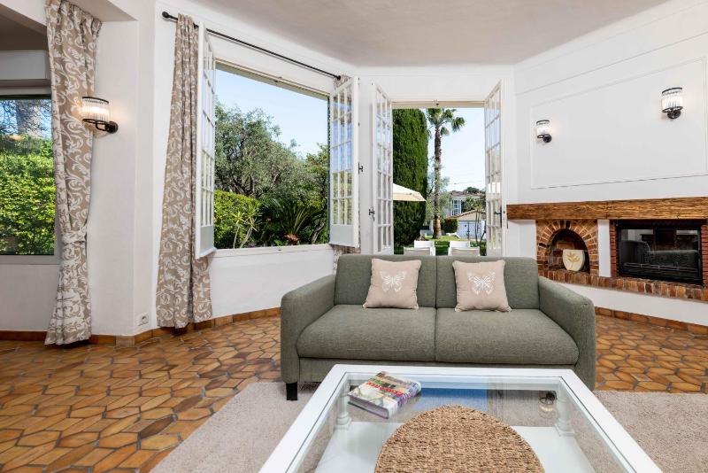 One-Bedroom Suite with Garden View image 4