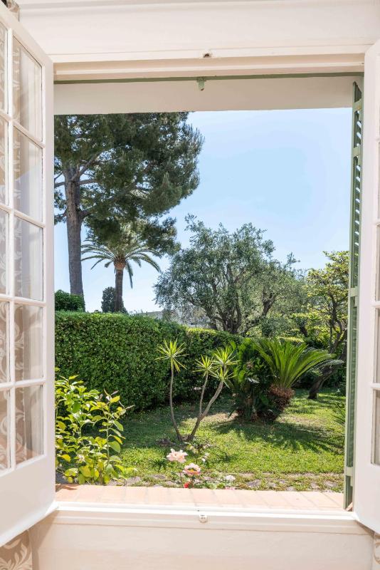 One-Bedroom Suite with Garden View image 2