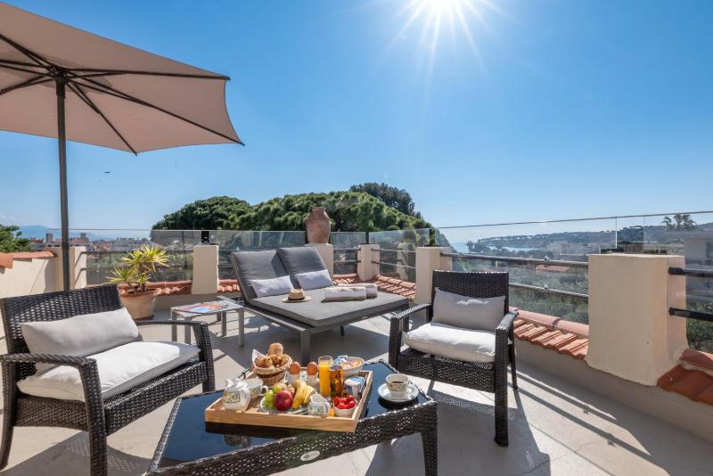 One-Bedroom Suite with Sea View image 1