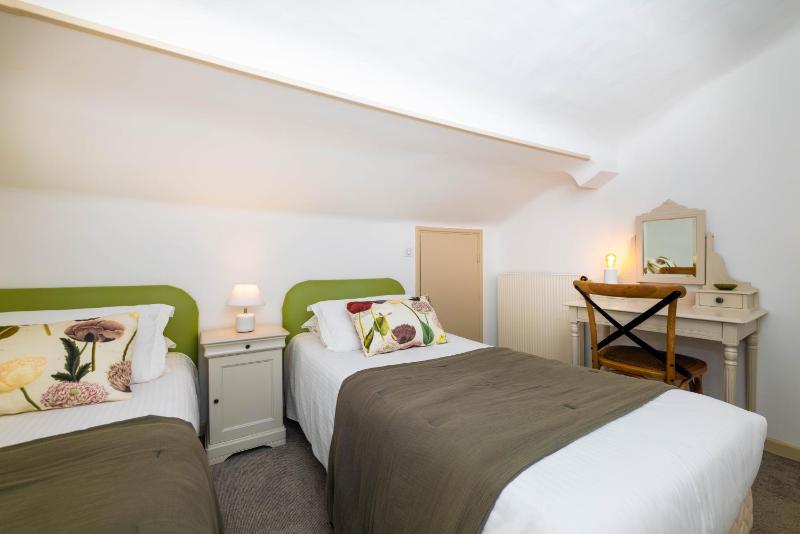 One-Bedroom Suite with Sea View image 4