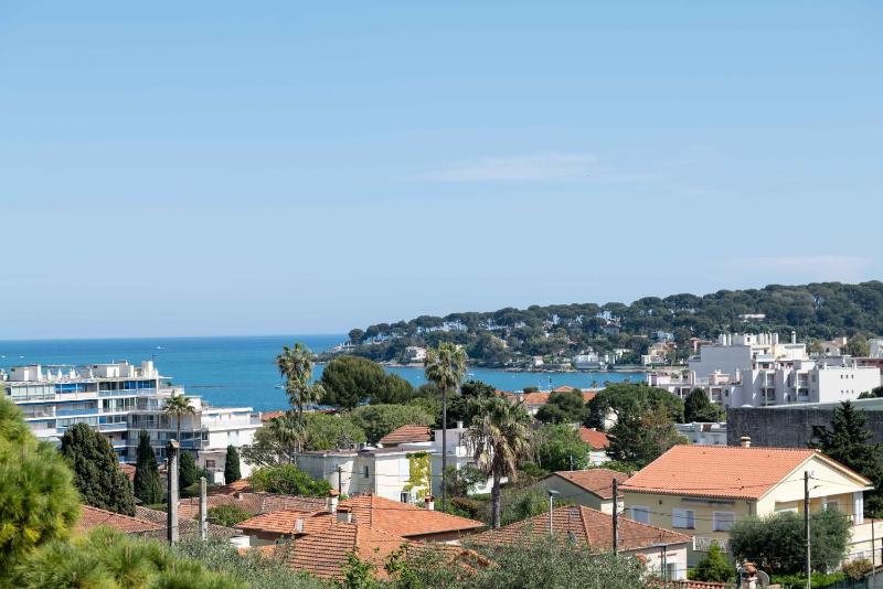 One-Bedroom Suite with Sea View image 3