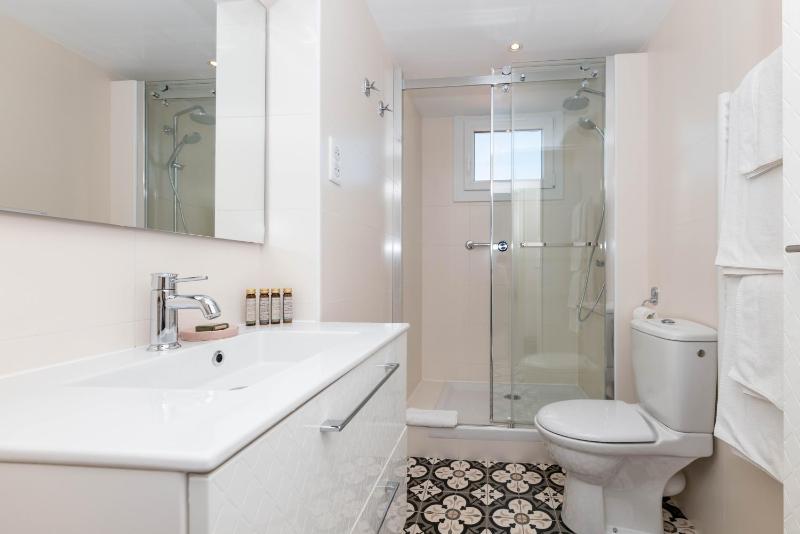 One-Bedroom Suite with Sea View image 2