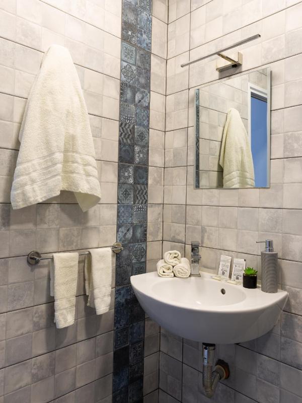Double Room with Balcony image 4