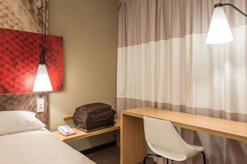 Standard Twin Room image 2