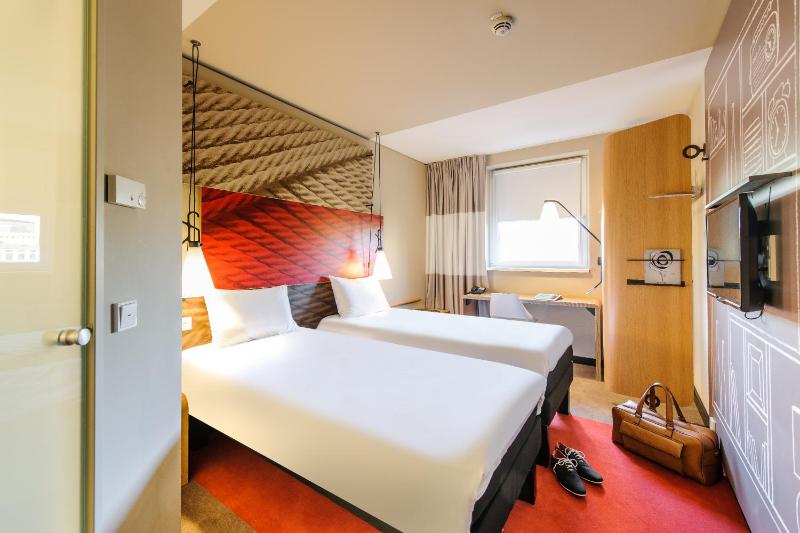 Standard Twin Room image 4