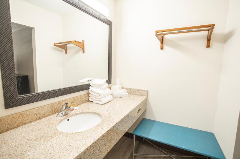 King Room - Non-Smoking image 2