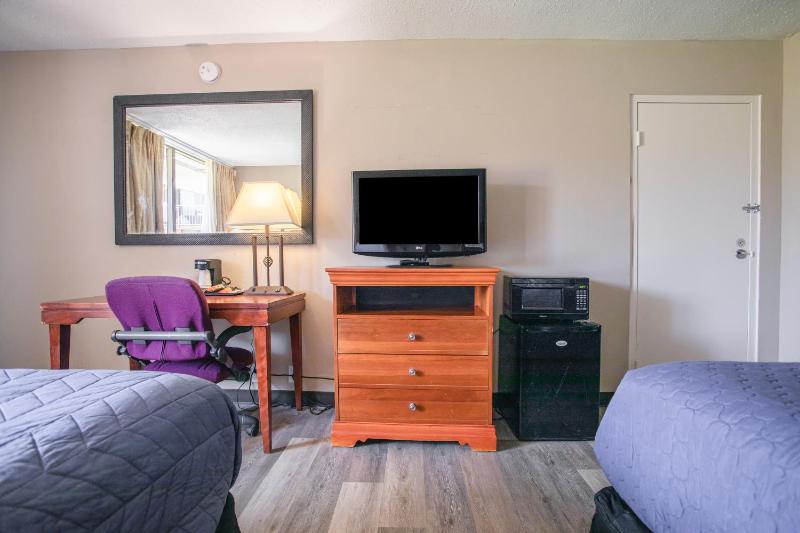 2 Full Beds Non-Smoking image 4