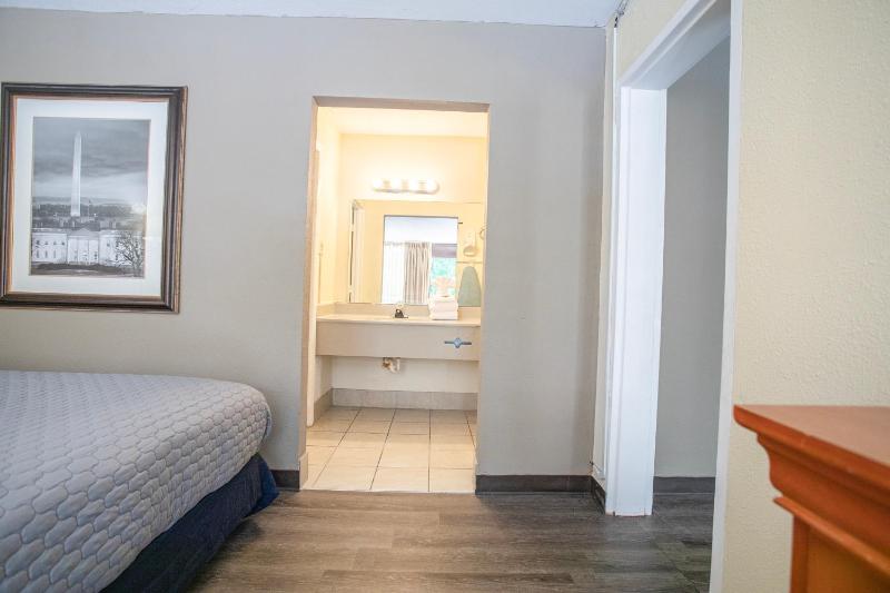 Family Suite - 2 Full Beds & Pull-Out Sofa Non-Smoking image 3