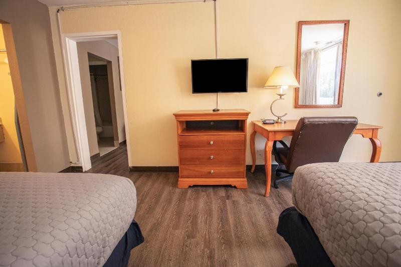 Family Suite - 2 Full Beds & Pull-Out Sofa Non-Smoking image 2