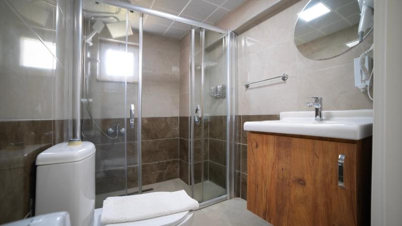 Standard Double Room image 4