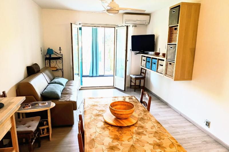 Well equipped studio with terrace Sanary-sur-Mer - image 1