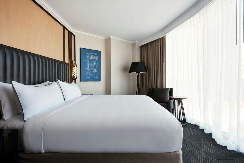 Classic Corner One King Bed image 1