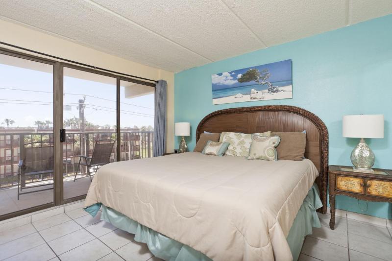 FL2 - Two-Bedroom Beachfront Apartment (8 Adults) image 2