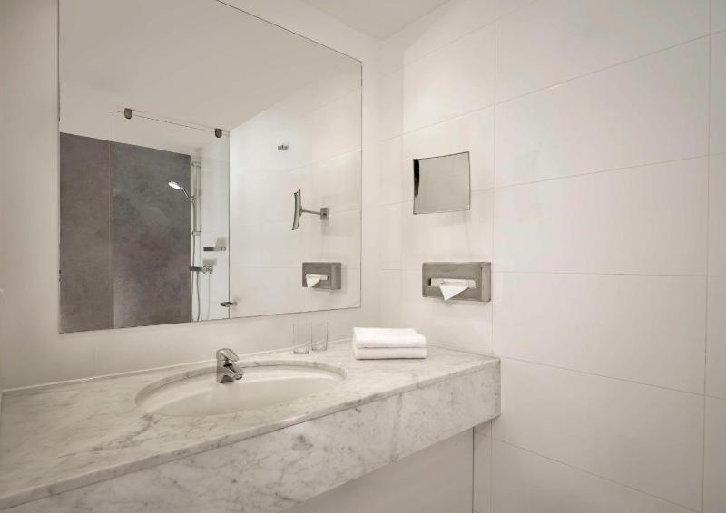 Superior Twin Room image 3