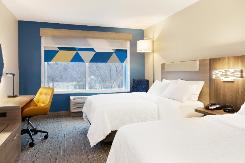 Standard Room with Two Queen Beds image 1