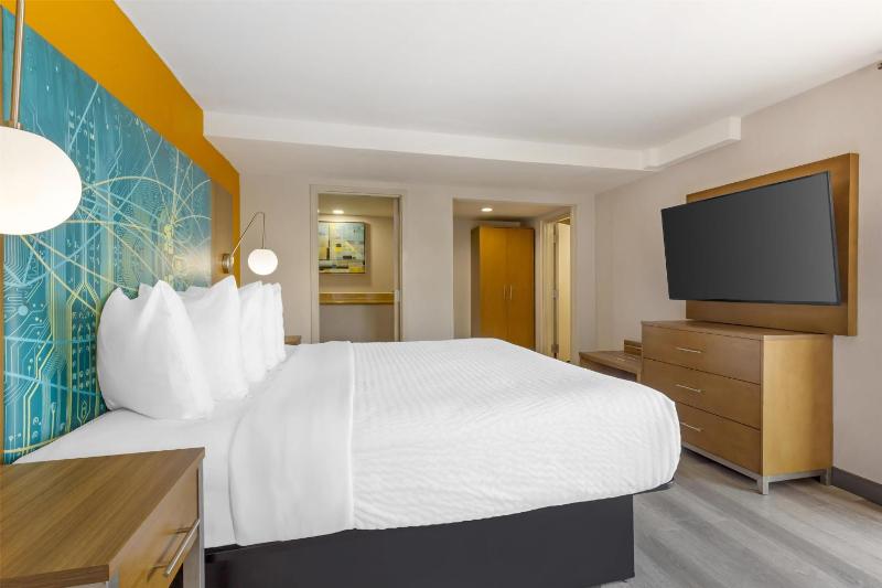 King Suite with Sofa Bed and Balcony image 4