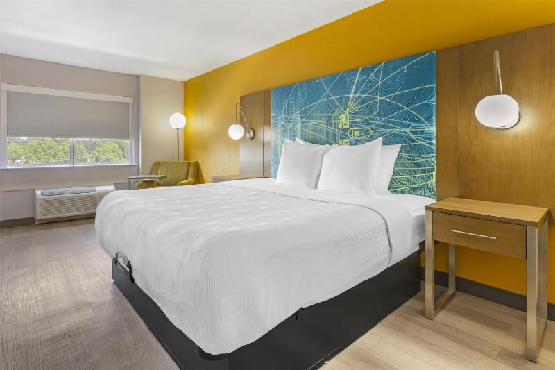 King Room with Balcony image 1