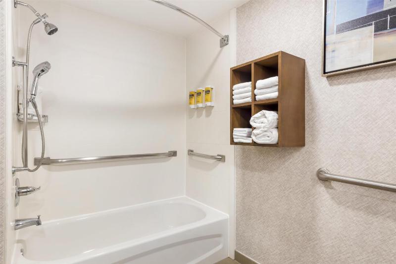 King Room with Mobility Accessible Tub image 2