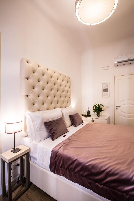 Small Double Room image 4