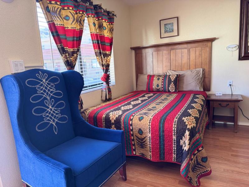 Deluxe Queen Room with Two Queen Beds image 4