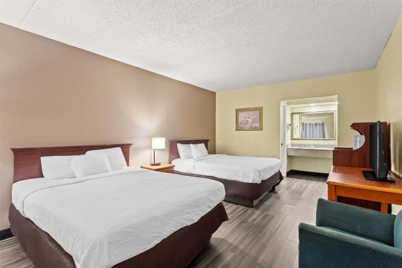 Queen Room with Two Queen Beds - Non-Smoking image 3