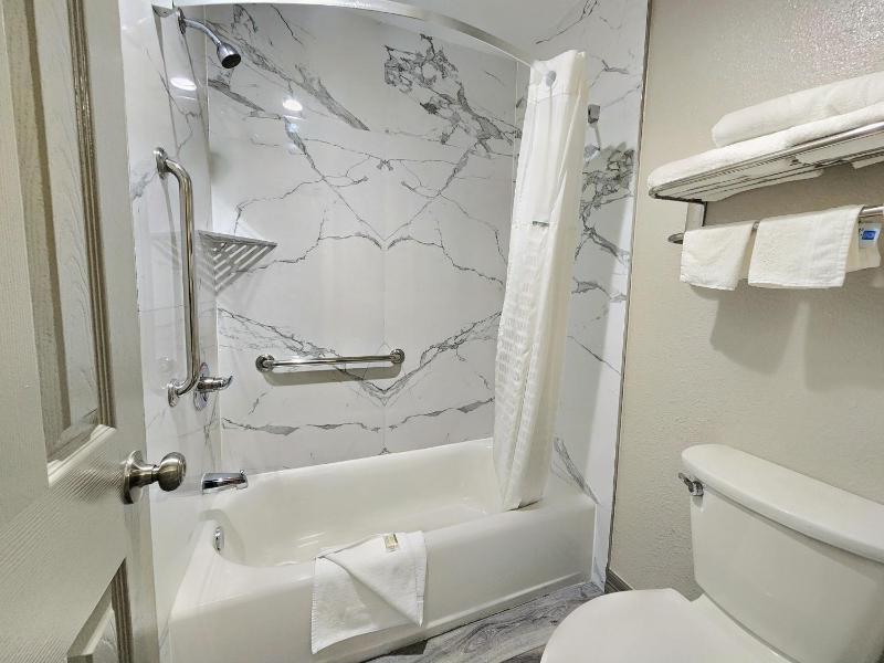 King Room - Non-Smoking image 3